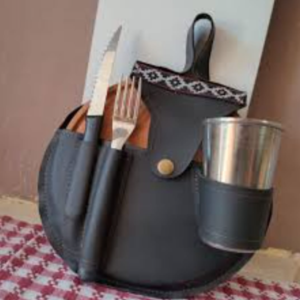 VASO DE ACERO CUBIERTOS PLATO DE MADERA