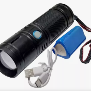 Linterna Portátil LED con Zoom, Apta para Caza, Uso Táctico, Recargable mediante USB-C y con Enfoque de Luz Ajustable para Diversas Aplicaciones: Linterna portátil LED con función de zoom, diseñada para la caza y el uso táctico. Está equipada con un sistema de triple batería recargable mediante USB-C. Ideal para diversas actividades al aire libre como pesca, caza, trabajos en exteriores, escalada, ejercicios tácticos, seguridad, emergencias y mucho más. Características Principales: Dimensiones: Largo de 15,5 cm, Diámetro de 4,5 cm Material: Aleación de Aluminio Peso: 400 g Fuente de Alimentación: Triple Batería 18650 de 8600 mAh Método de Carga: Cable USB-C Zoom: Zoom Telescópico Contenido de la Caja: Linterna, Batería, Cable USB-C, Lanyard (cordón) Lúmenes: 3,300 lm Alcance: 200-300 metros Zoom