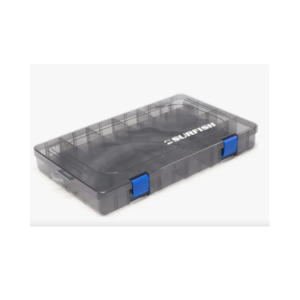 Caja PVC alto impacto de gran resistencia. Cuenta con bisagras. Dos topes de seguridad. En color gris oscuro para protección contra rayos UV.