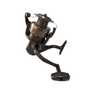 Arrastre máximo de 12 kg. Capacidad de línea de 0.45/280. Su relación de transmisión es de 4.8:1. Pesa 586 kg.